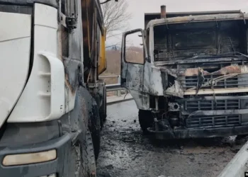 Digjen disa kamionë në veri të cilët ishin vendosur si barrikada 