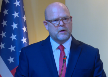 Ambasadori amerikan dënon sulmin ndaj gazetarëve kosovar në veri