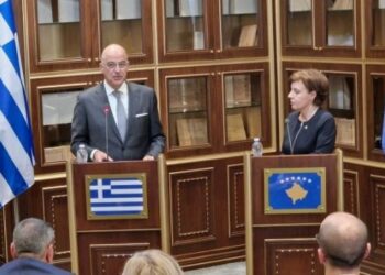 Ministri grek refuzon të mbajë konferencë e të fotografohet para logos së Republikës së Kosovës