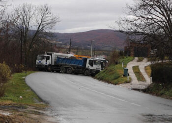 Katër policët e bllokuar në veri arrijnë të dalin në stacionin e Leposaviqit