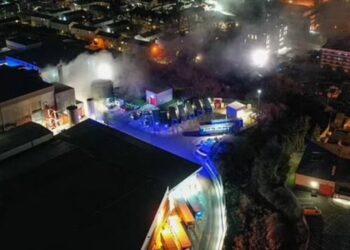 Qindra punëtorë evakuohen nga fabrika e Coca-Cola pas rrjedhjes së acidit klorhidrik