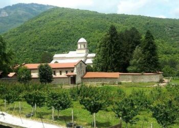 Historianët e Deçanit: Mos lejoni që Manastiri të jetë pjesë e dialogut me Serbinë