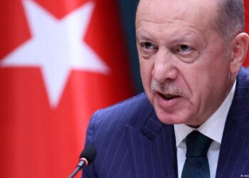 Politico: Erdogan kërcënon ta godasë aleaten e NATO-s, po planifikon operacione luftarake për të qëndruar në pushtet