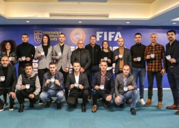 16 gjyqtarë kosovarë pajisen me stemën e FIFA-s