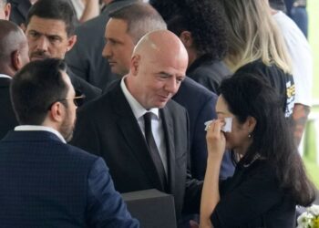 Brazili në lot: Njerëzit i japin lamtumirën Peles, arkivoli mbërriti në stadiumin e Santos