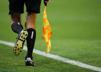 ​UEFA tregon se çfarë do të ndodh me gjyqtarët anësor kundrejt zhvillimeve teknologjike
