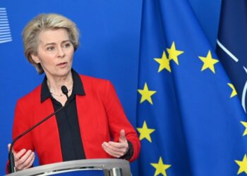 Leyen: Tre miliardë eurot e para të ndihmës nga 18 të planifikuara i janë paguar Ukrainës