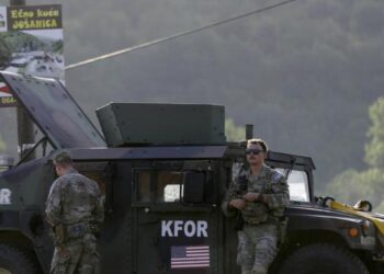 KFOR-i po i heq kamionët e mbetur nga barrikadat në veri
