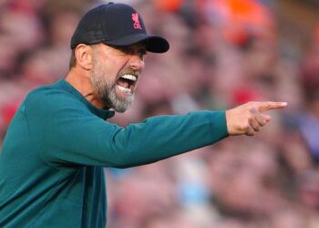 Klopp ankohet për gjyqtarët e Premier Leagues