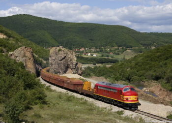 Nënshkruhet marrëveshje financiare prej 38 milionë eurove për rehabilitimin e rrjetit hekurudhor në Kosovë