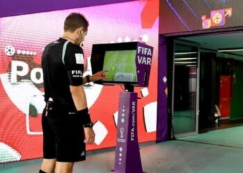 Shikuesit mund ta dëgjojnë referin duke u konsultuar me VAR-in