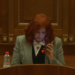 Eliza Hoxha lëshon një këngë në telefon në foltoren e Kuvendit