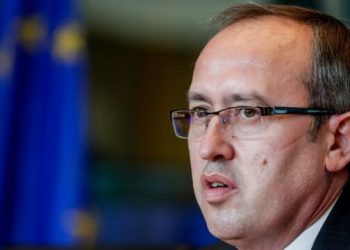 Hoti kritikon Pecin, ia paraqet dështimet në bujqësi në tri tabela