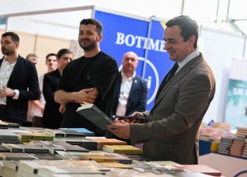 Kurti viziton Panairin e 25-të të Librit në Prishtinë