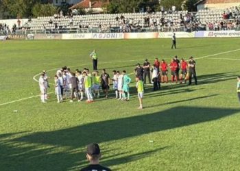 Tifozët hodhën shishe të mbushura me zall në drejtim të lojtarëve dhe gjyqtarëve, Vushtrrinë e pret dënimi