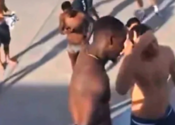 Skenë e paprecedentë në aeroplanin e Monacos para Ligës së Kampionëve, lojtarët u detyruan të zhvisheshin